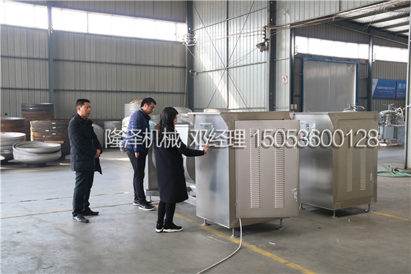 歡迎內(nèi)蒙古呼和浩特客戶到我公司考察拌料機