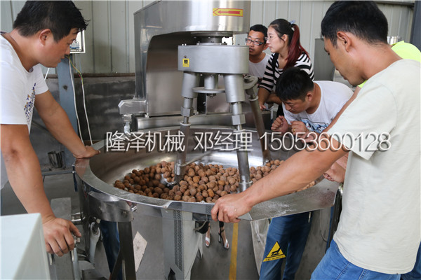 西安客戶參觀隆澤機(jī)械椒鹽核桃設(shè)備生產(chǎn)現(xiàn)場并試機(jī)(附圖)
